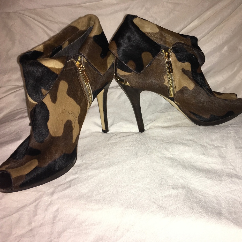 🔥SOLD 🔥 Kors Kendra Camo PeepToe Bootie Heel 10M - Picture 4 of 8